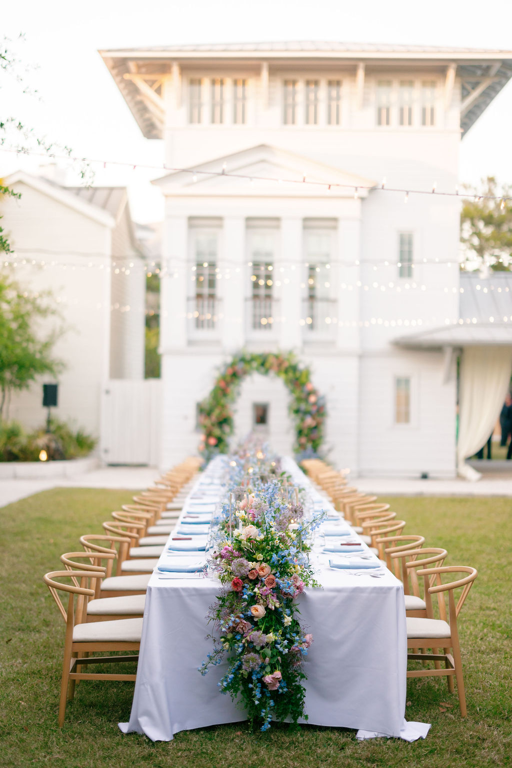 The Court in Seaside Wedding